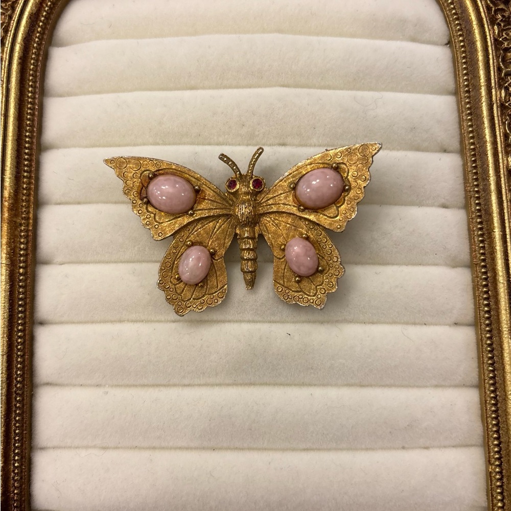Vintage BUTTERFLY Pin Brooch Pink Oval Cabochon Stones Etched Gold Tone Cottage - Picture 6 of 6